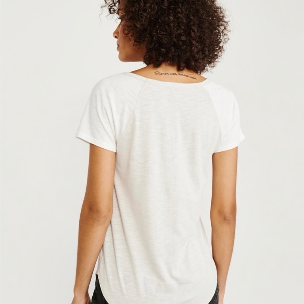 BRAND NEW!! Abercrombie cream colorblock V neck - Picture 4 of 4